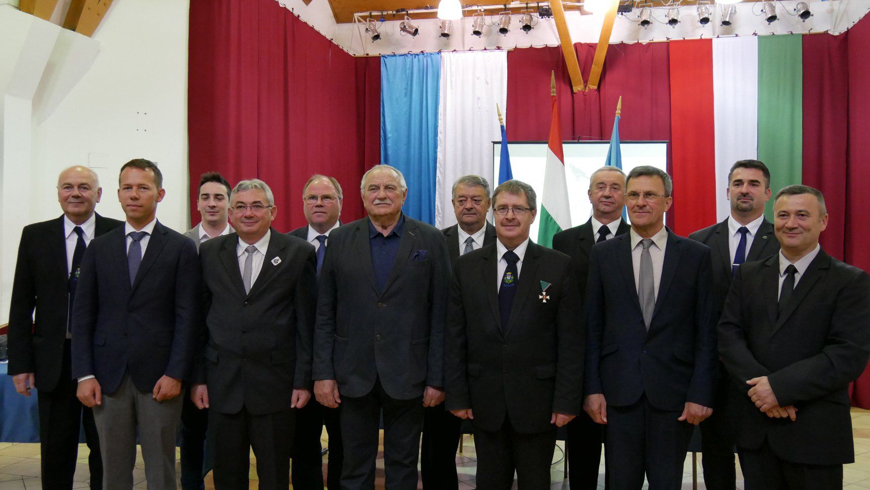 Jánoshalma Város Képviselő-testületének az alakuló ülésen megjelent tagjai. (balról-jobbra) Csizovszki László, dr. Renner Tamás, Bodrogi Zsolt, Diósi János, Malustyik Béla, Gidai János, Kiss György, Czeller Zoltán, Szakál Lajos, Kovács József, Nagy Zsolt Zoltán, Madarász Attila.