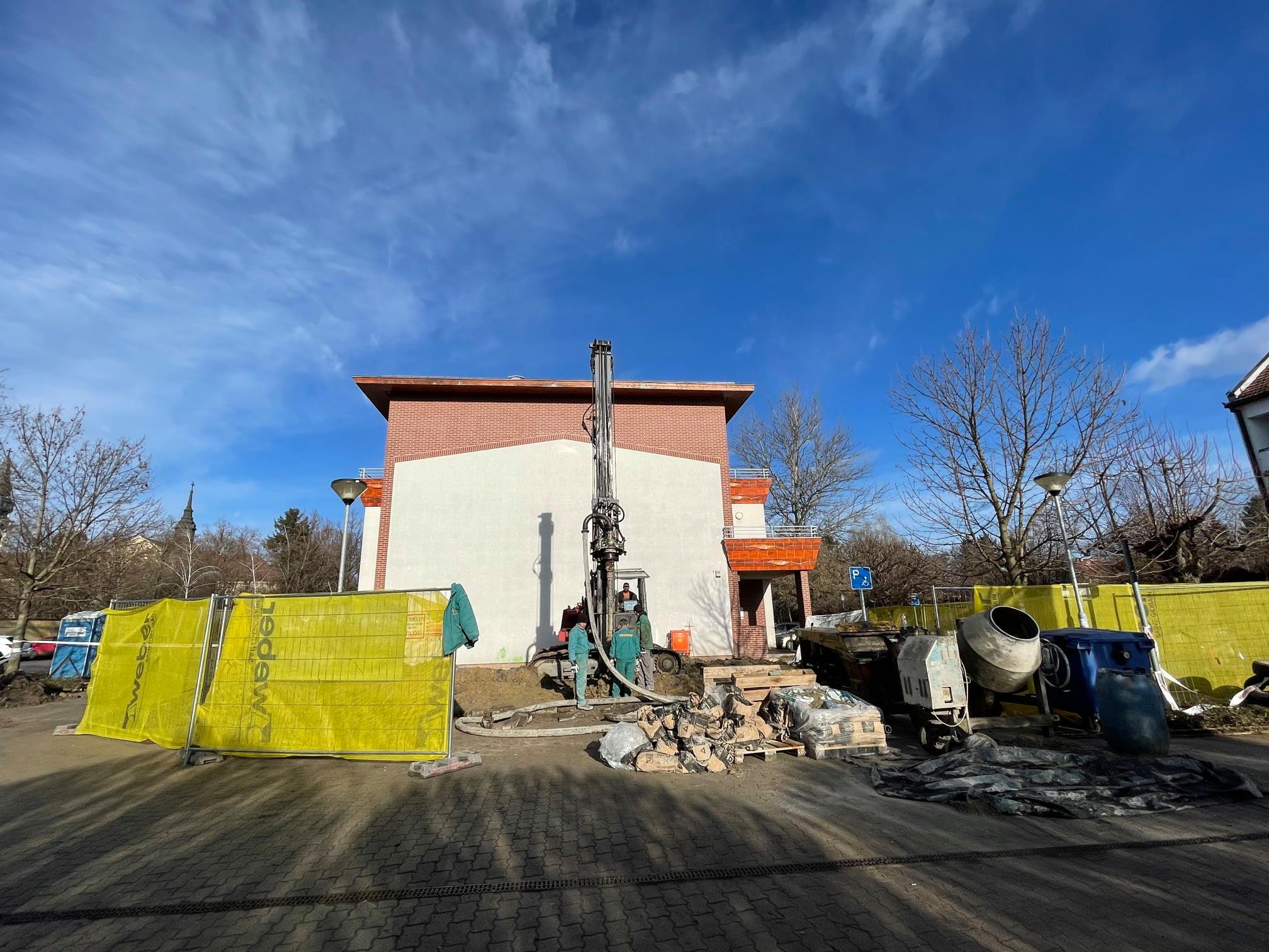 Újabb épületrészt építünk