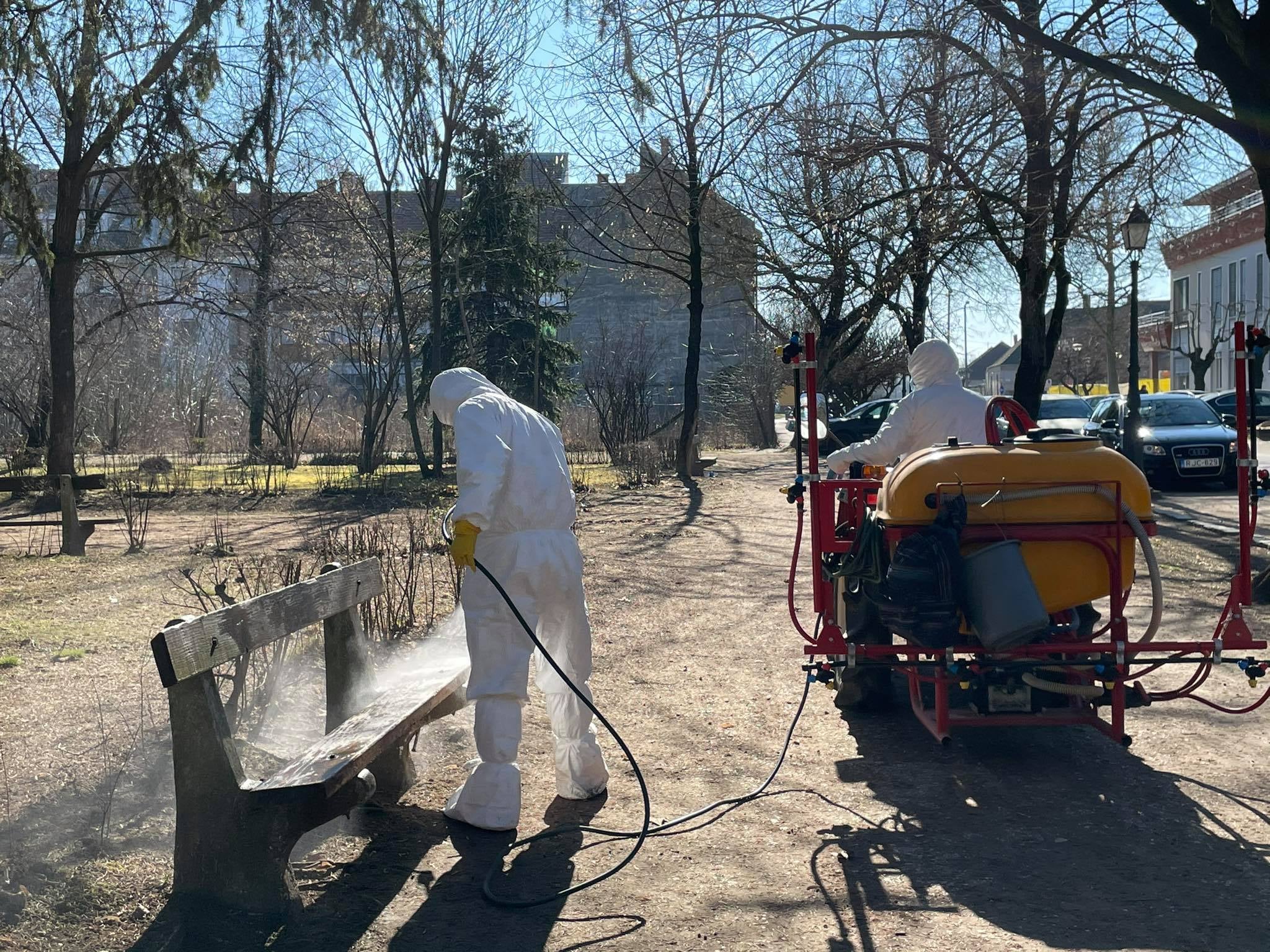 A közterületek rendszeres fertőtlenítése