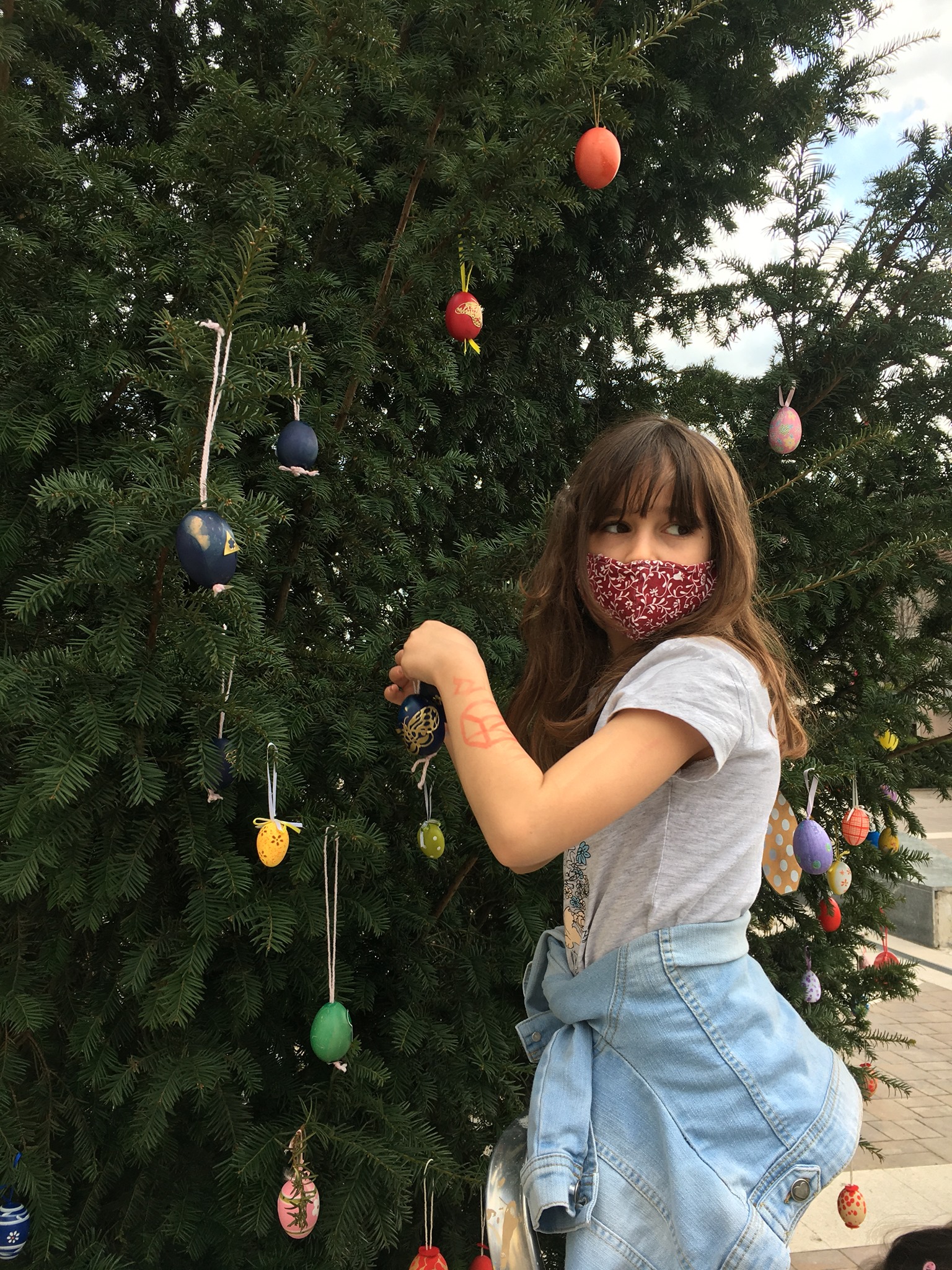 A tojásfa tetejére is kerülnek díszek