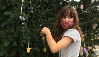 A tojásfa tetejére is kerülnek díszek