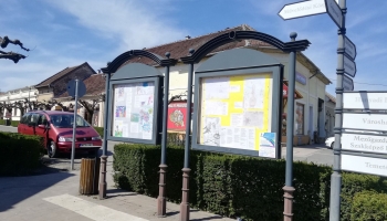 Rendhagyó tárlatot a Főtéren