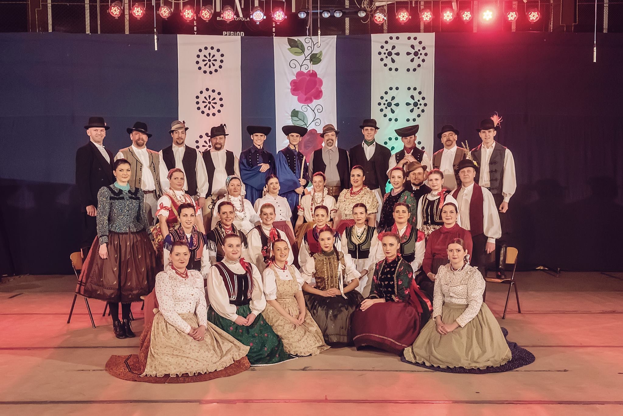 Színpadon a Cirkalom Táncegyüttes