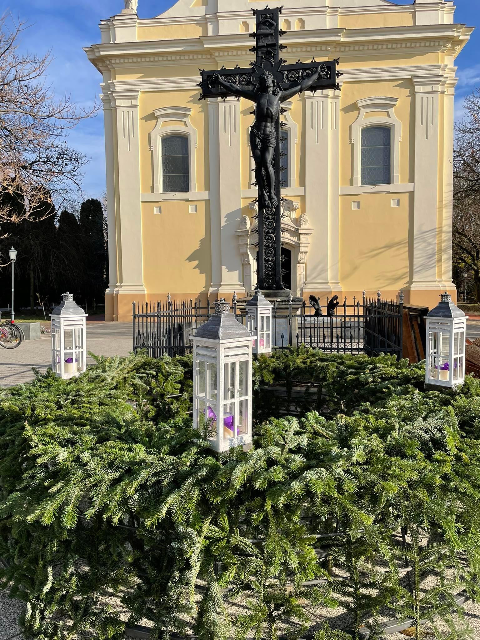 A Főtéren felállított adventi koszorú
