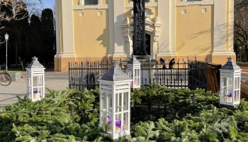 A Főtéren felállított adventi koszorú