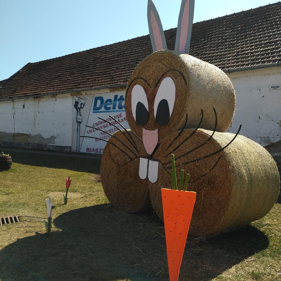 A közterek is húsvéti díszbe öltöztek