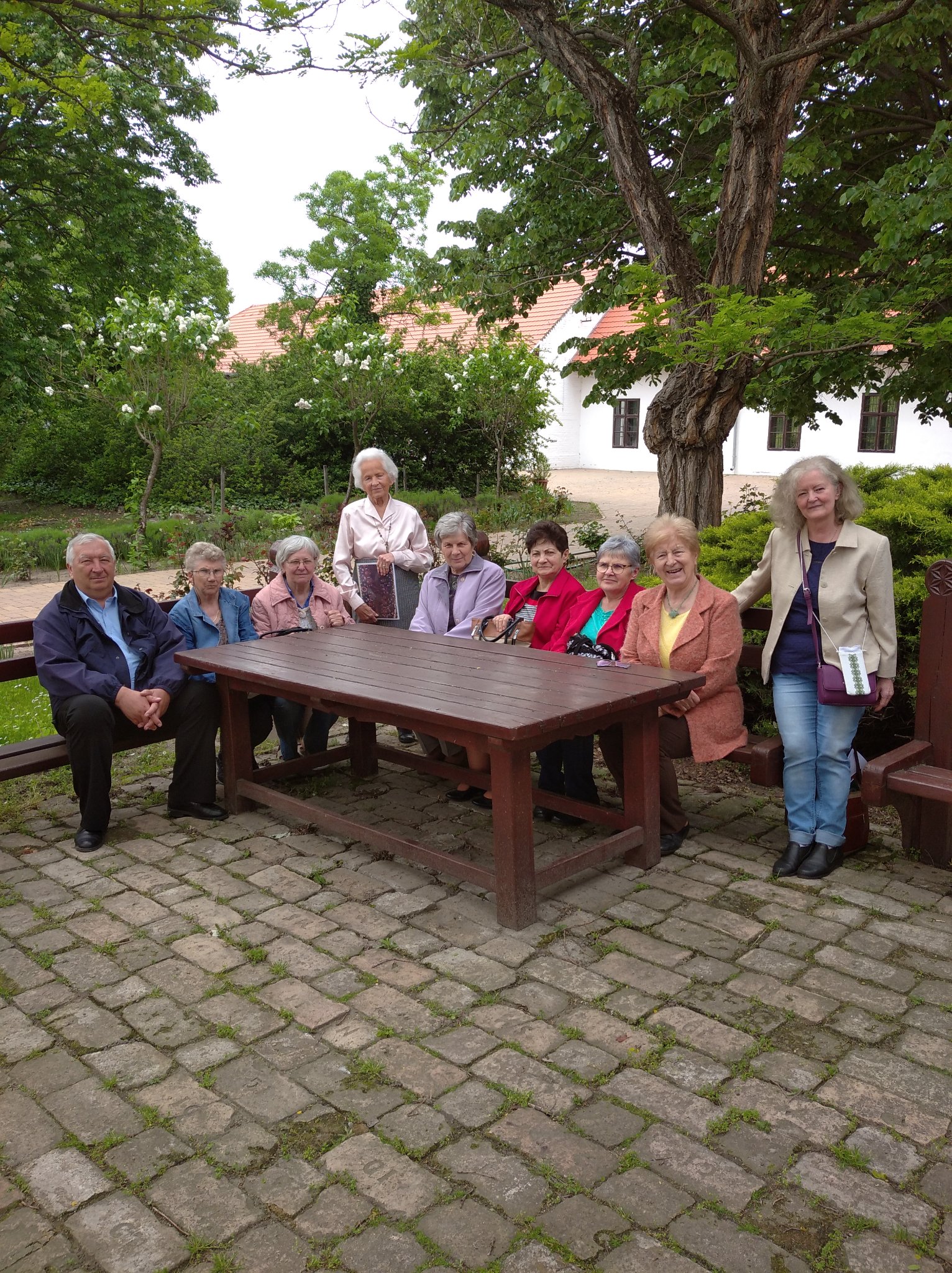 Jánoshalmi hímzőasszonyok kecskeméti látogatása