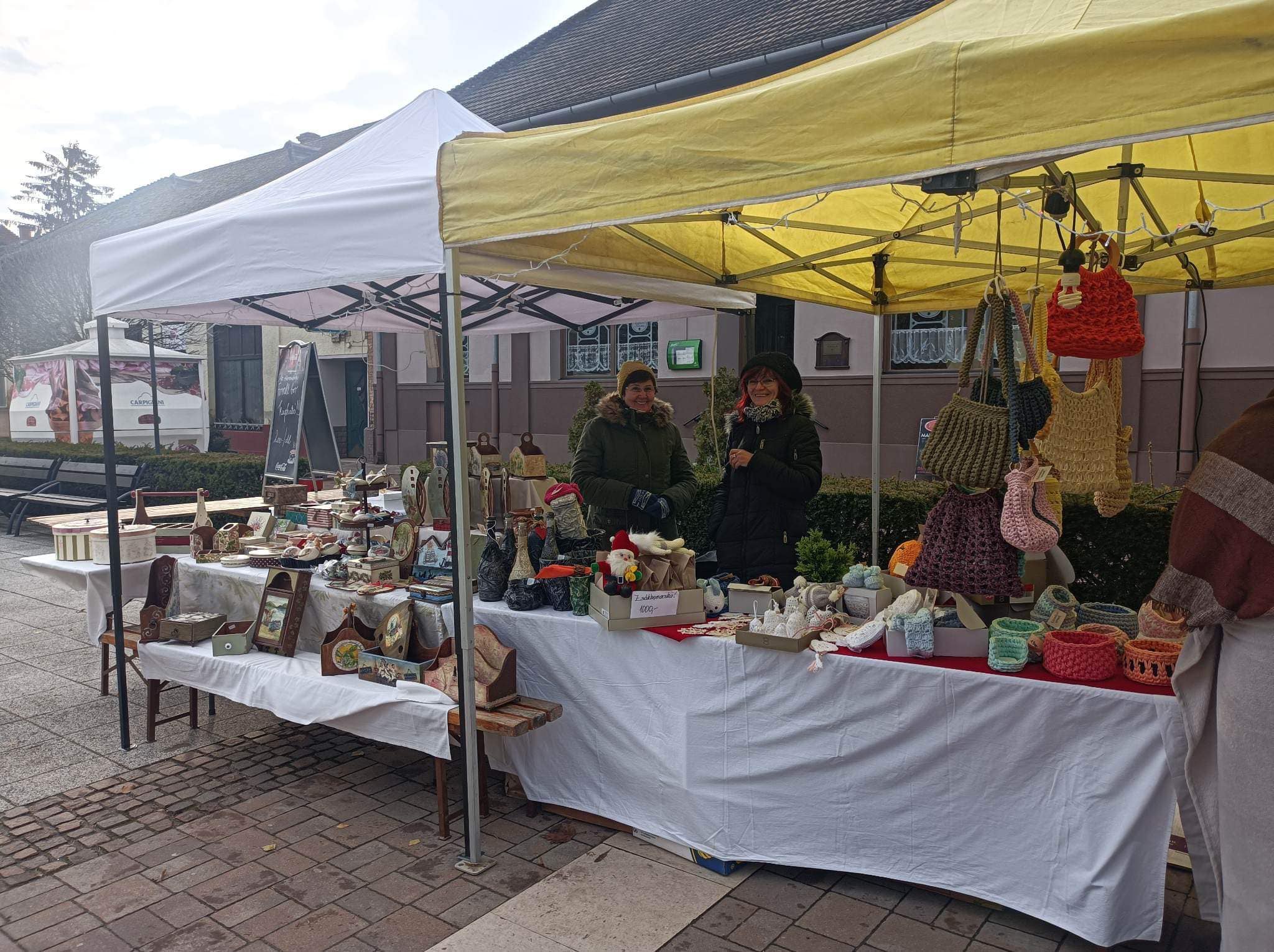 A város Főterén helyi kézművesek vására