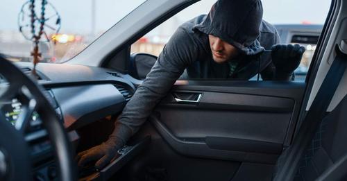 Térfigyelőkamerák segítettek elfogni az autó feltörő tolvajt