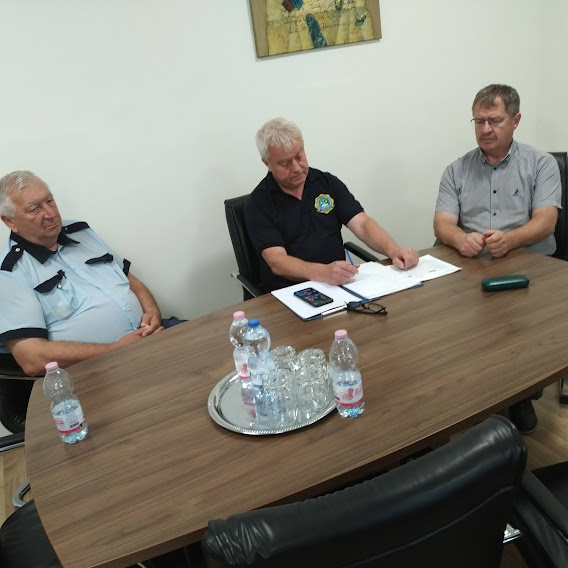 A fényképen napi egyeztetés látható: téma a város közbiztonsága. Polgármesteri Közlemény