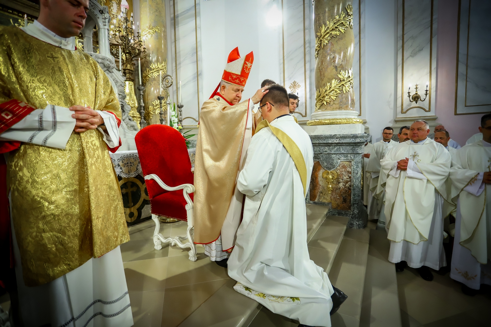 A római katolikus egyház berkein belül személyi változások lépnek érvénybe július 1-től kezdődően