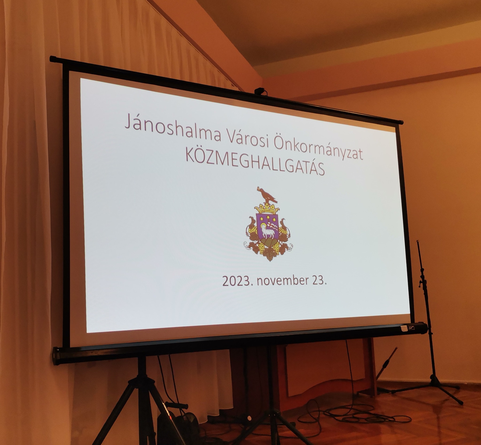Közmeghallgatás megtartására került sor a Polgármesteri Hivatal dísztermében