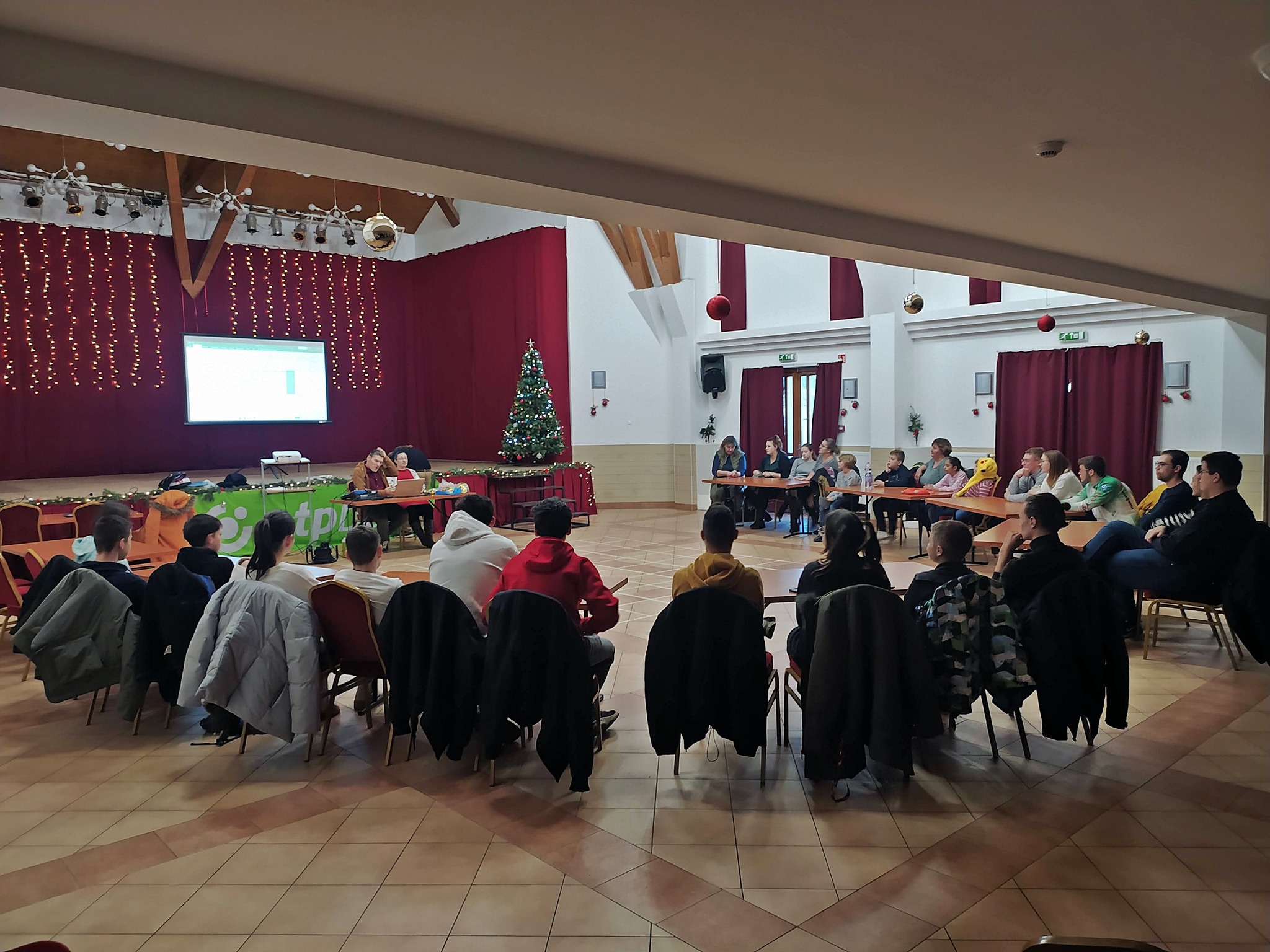 December 16-án, a Városi Karácsonyi Vetélkedőn 8 csapat vett részt