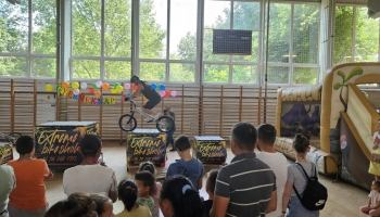 Pünkösd vasárnap  délután gyermekzsivajtól volt hangos  a Sportcsarnok