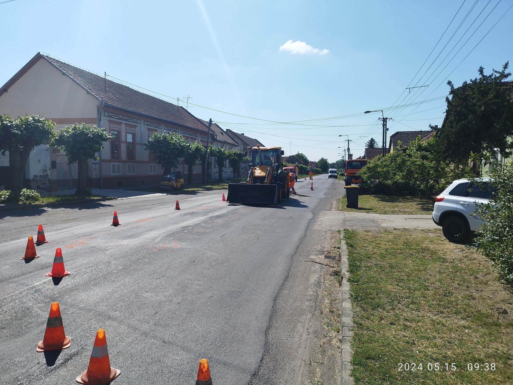 A Magyar Közút munkatársai napokon át útfelújítási munkálatokat végeznek a Dózsa György úton