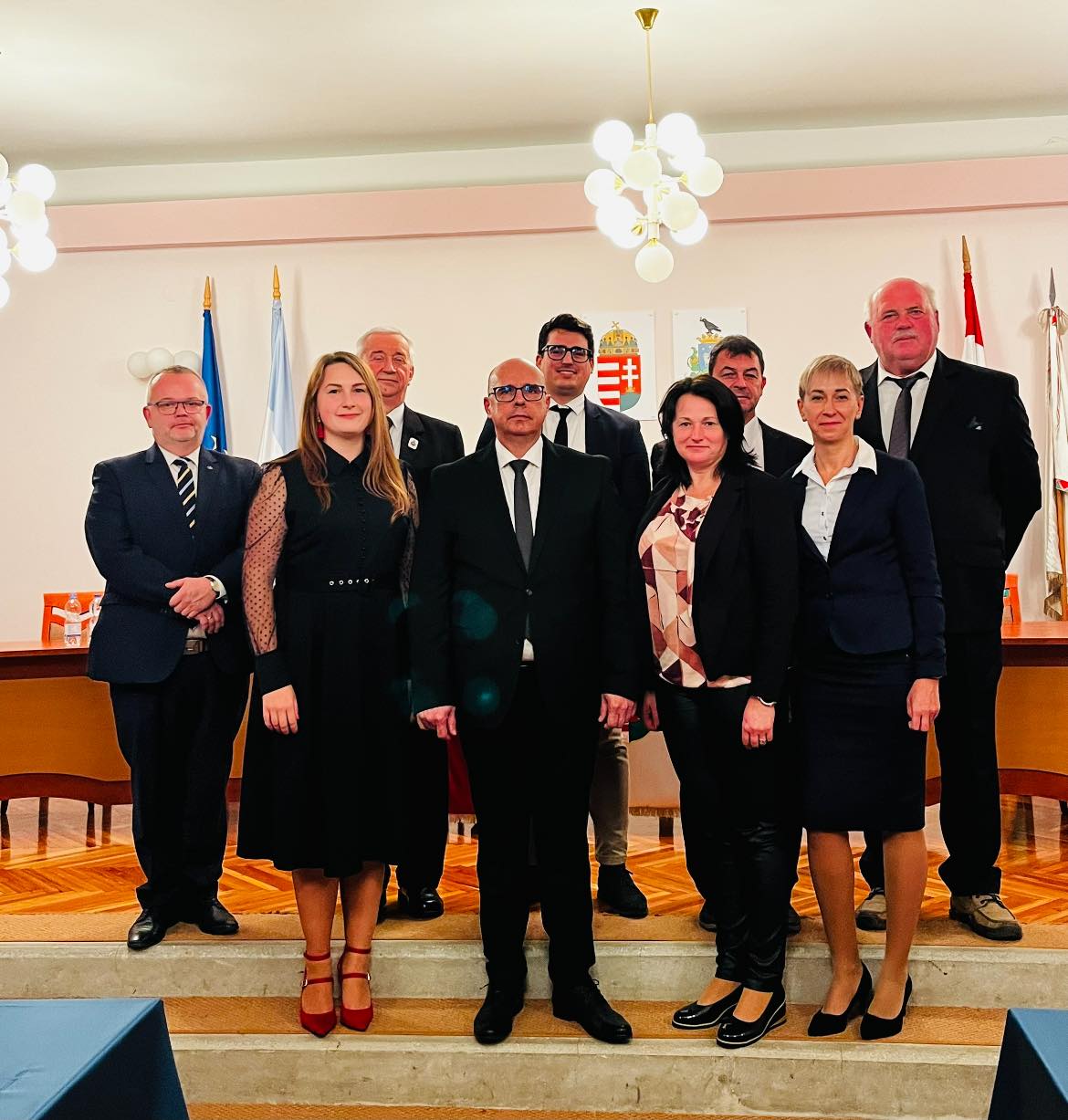 Jánoshalma Város Képviselő-testületének az alakuló ülésen megjelent tagjai. (balról-jobbra) Csizovszki László, dr. Renner Tamás, Bodrogi Zsolt, Diósi János, Malustyik Béla, Gidai János, Kiss György, Czeller Zoltán, Szakál Lajos, Kovács József, Nagy Zsolt Zoltán, Madarász Attila.