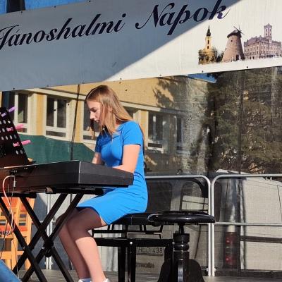 358112434 749125533886248 1800912406804447359 N